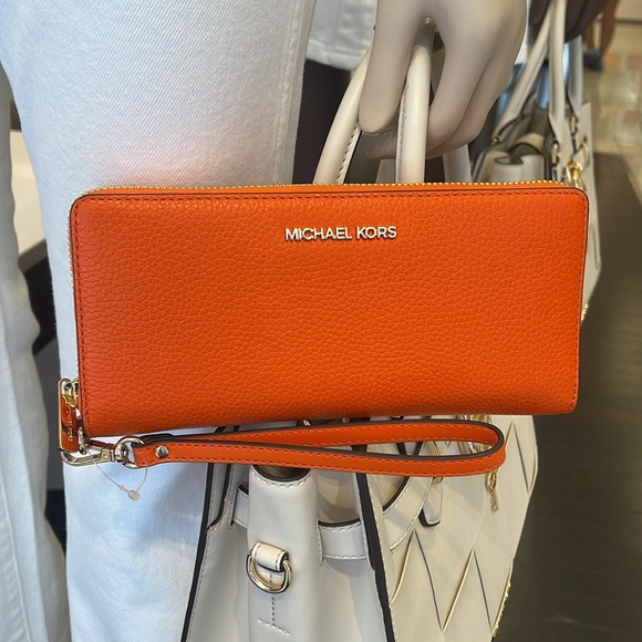 MICHAEL KORS
Jet Set Travel Large Pebbled Leather Wristlet Wallet Phone Holder - Picture 8 of 16